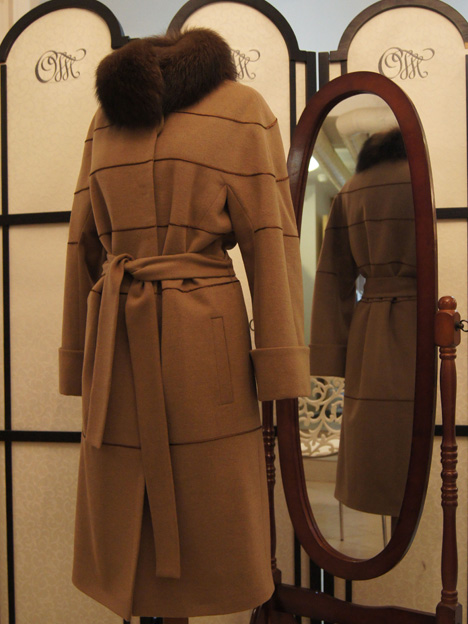 зимнее пальто декорированное мехом, вариант 1