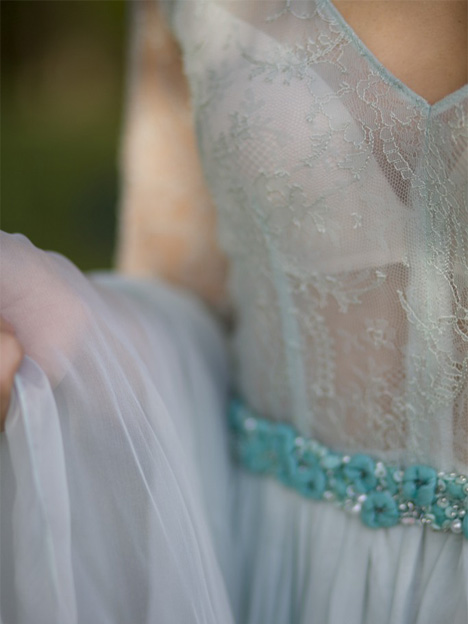 вид свадебного платья вблизи